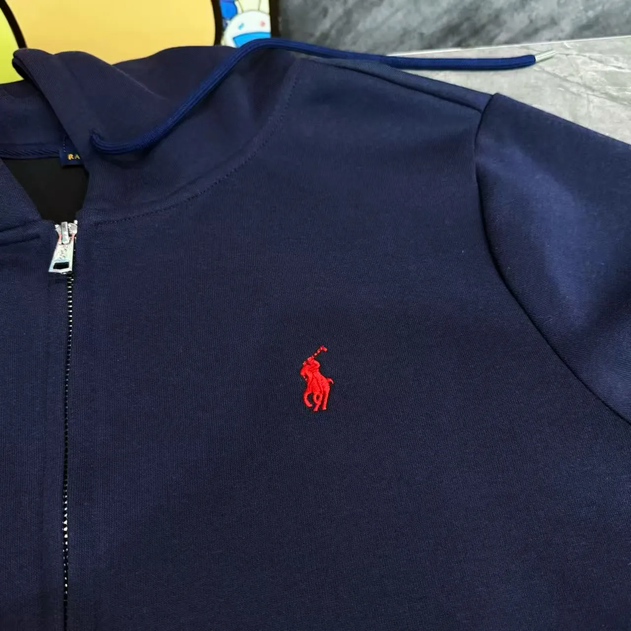 P250 model number Y126 Raff embroidered small label hooded jacket. Official website new limited edition jacket. Multiple designs. Fundraising for half a month. Made with conscience. 420g air layer composite fabric. Imported machine full classic embroidery small label. Large factory flow workmanship. Neat and orderly stitching. Loose os version. Versatile style. Couple style. Tag. Hanging grain. Washed. Main wheat. Packaging. Full set of accessories. 📦 All details are real shots without beauty filters. Feel free to buy📷 colour: black navy size: s m l xl